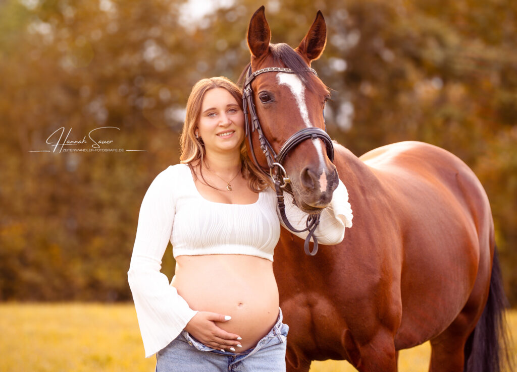 Babybauchshooting mit Pferd - Herbstshooting Cobie